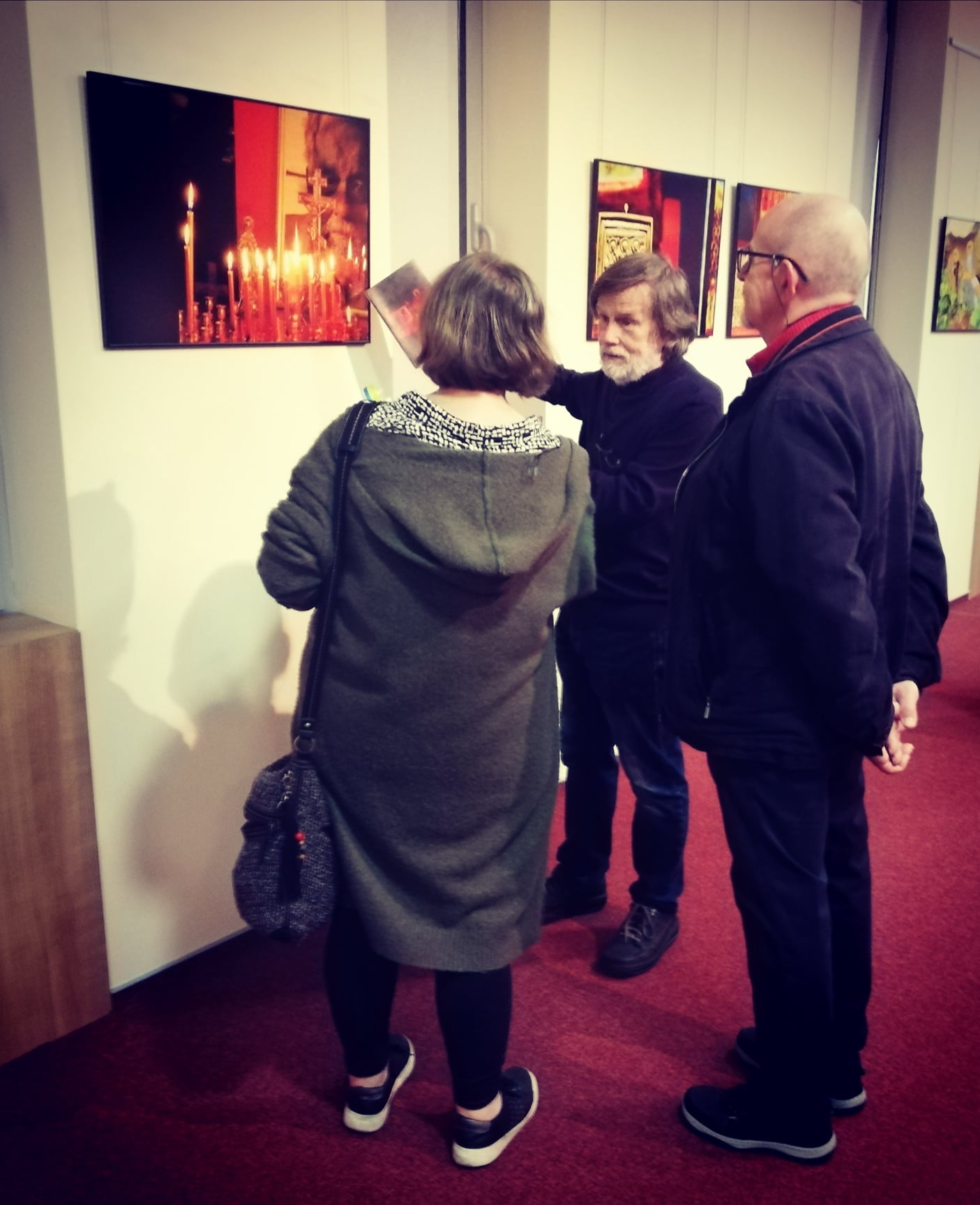 Artysta Antoni Myśliwiec opowiada zwiedzającym o ikonach.