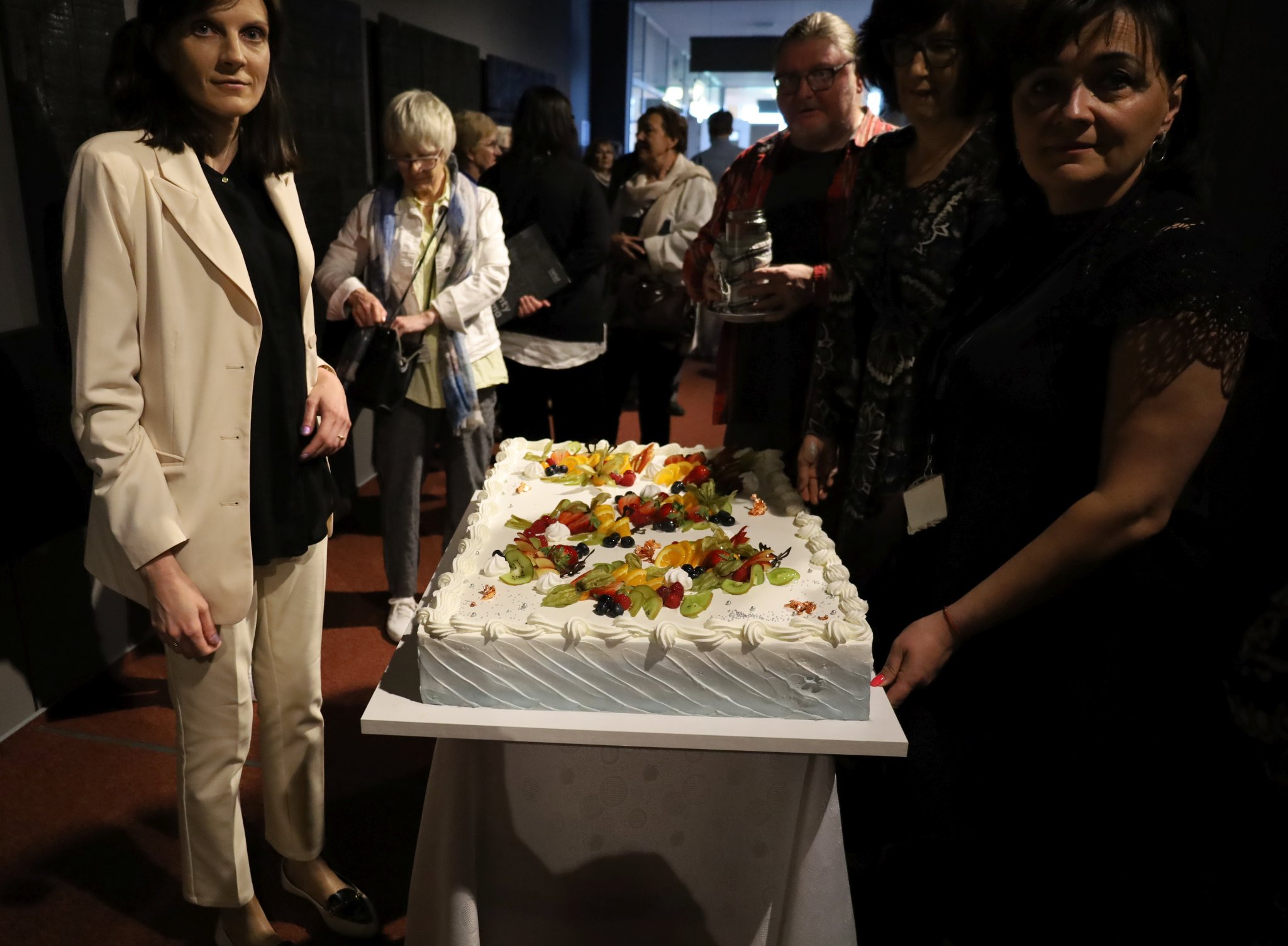 Do Galerii uniwersyteckiej zostaje wwieziony tort urodzinowy dla profesora Wincentego Kućmy