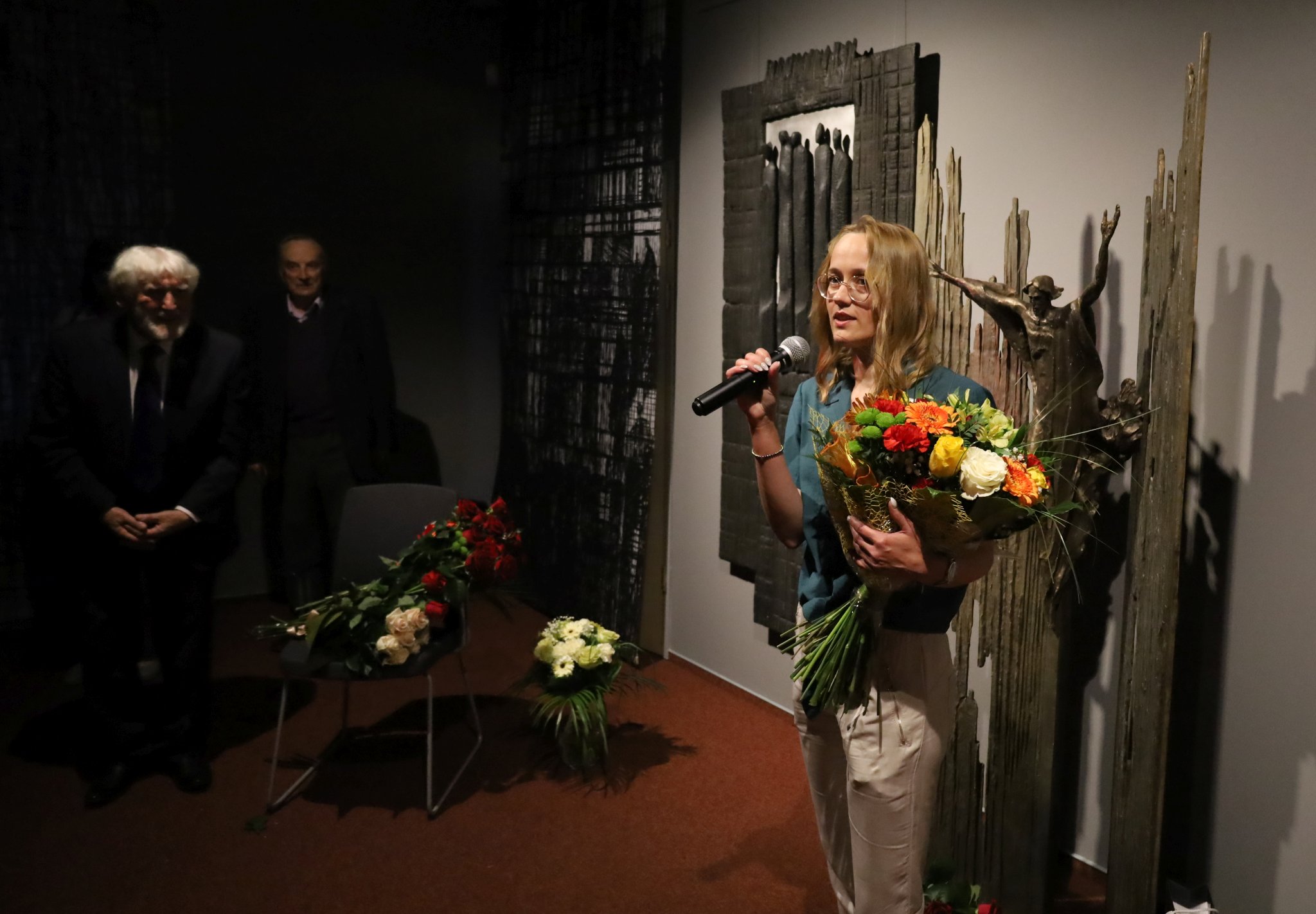 Aneta Tkacz, kurator wystawy składa życzenia urodzinowe Artyście