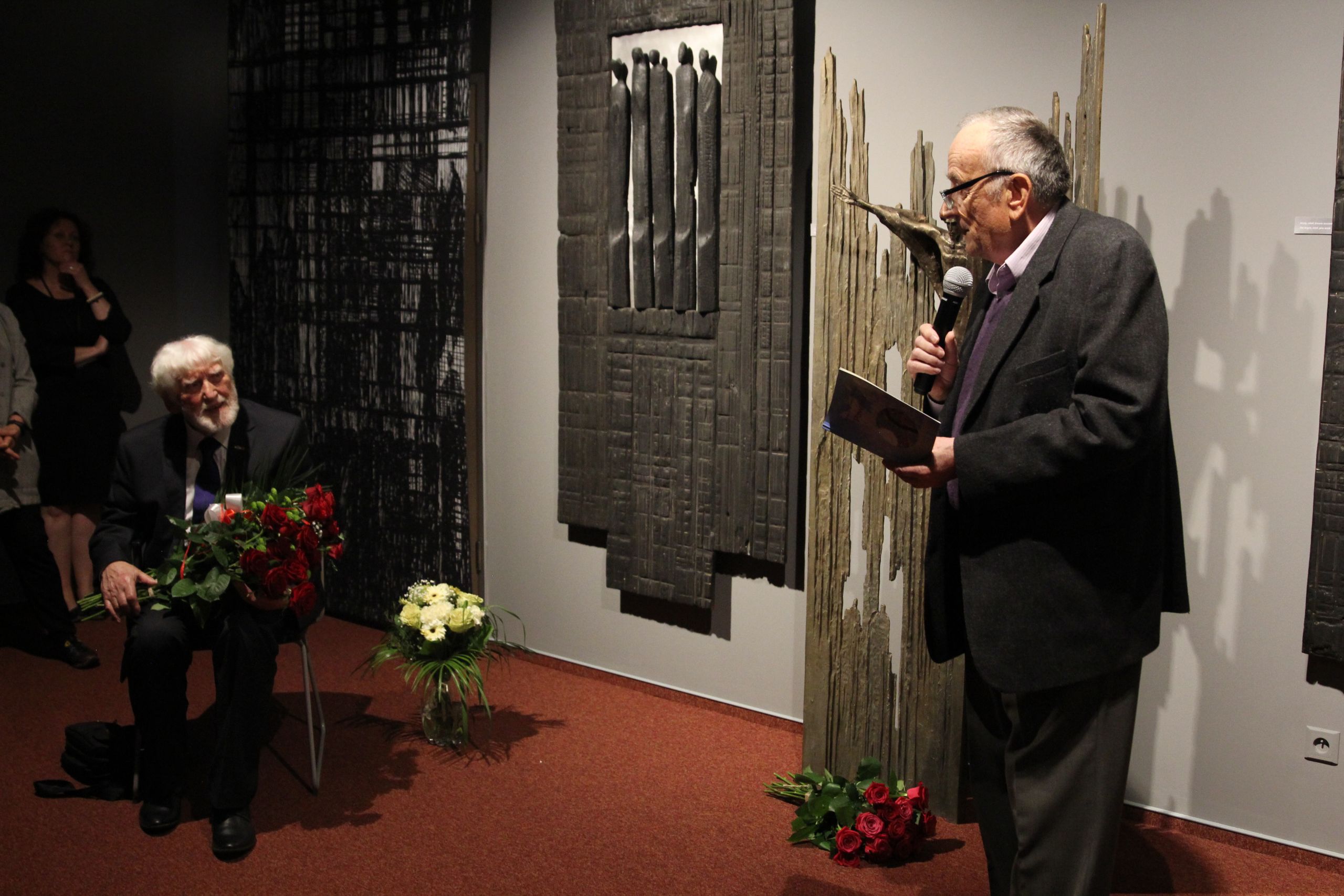 Były Dyrektor Biura Wystaw Artystycznych w Kielcach, Marian Rumin składa życzenia Wincentemu Kućmie