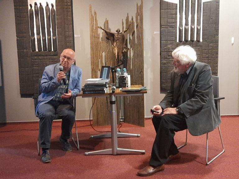 Profesor Wincenty Kućma oraz prowadzący spotkanie profesor Piotr Rosiński w Galerii Biblioteki Uniwersyteckiej