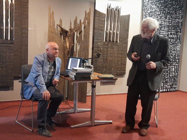 Profesor Wincenty Kućma oraz prowadzący spotkanie profesor Piotr Rosiński w Galerii Biblioteki Uniwersyteckiej