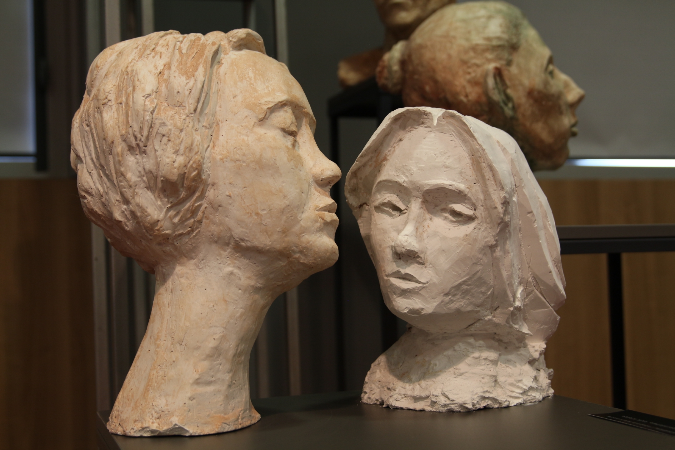 Eksponat dwie rzeźby – twarze ustawiony na podeście