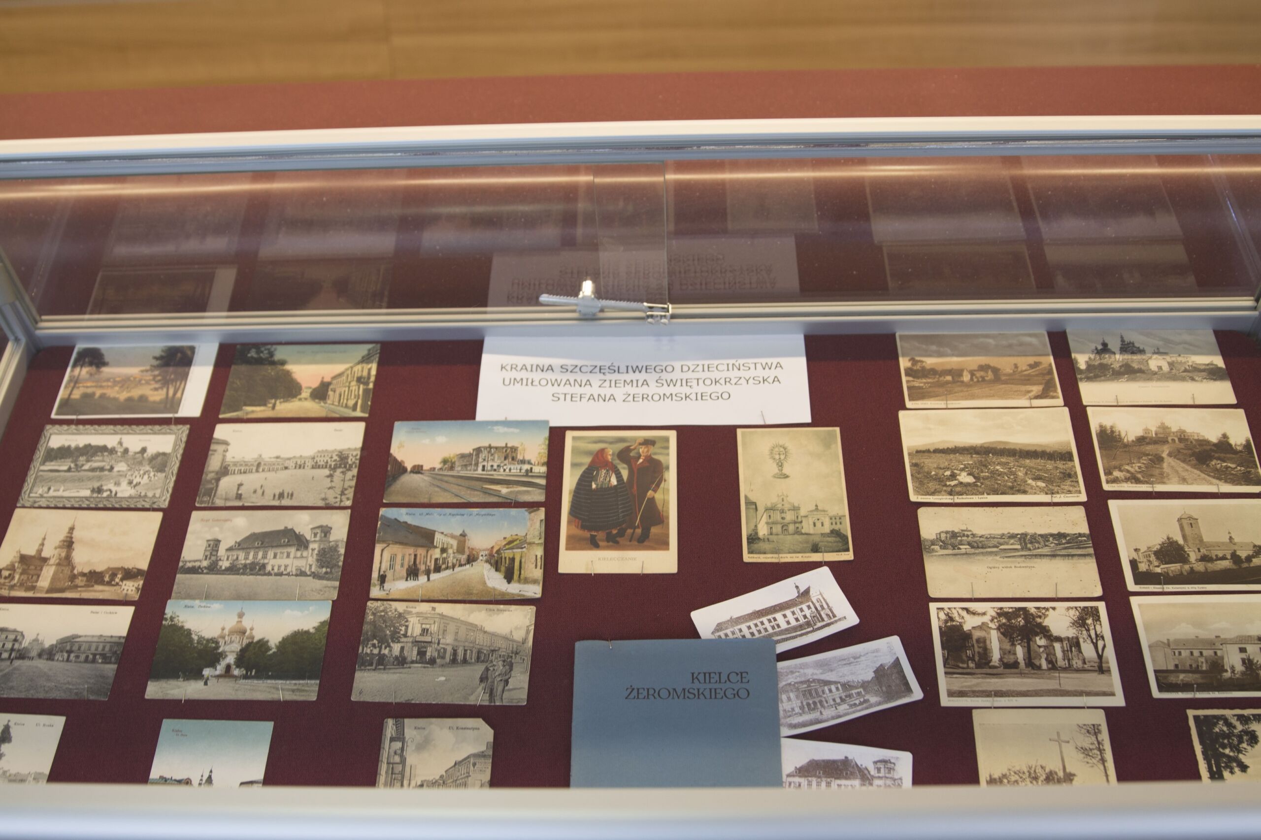 Kielce Żeromskiego prezentowane na kartach pocztowych w gablocie