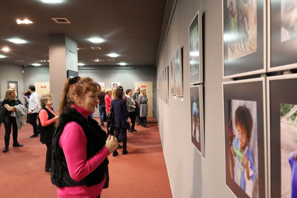Uczestnicy oglądają zdjęcia w galerii Uniwersyteckiej