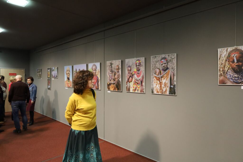 Uczestnicy oglądają zdjęcia w galerii Uniwersyteckiej