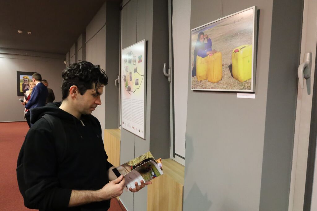Uczestnik ogląda zdjęcia w galerii uniwersyteckiej