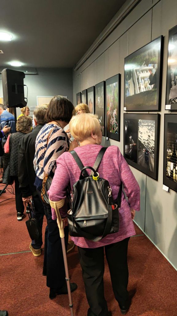 Uczestnicy podziwiają zdjęcia wystawy