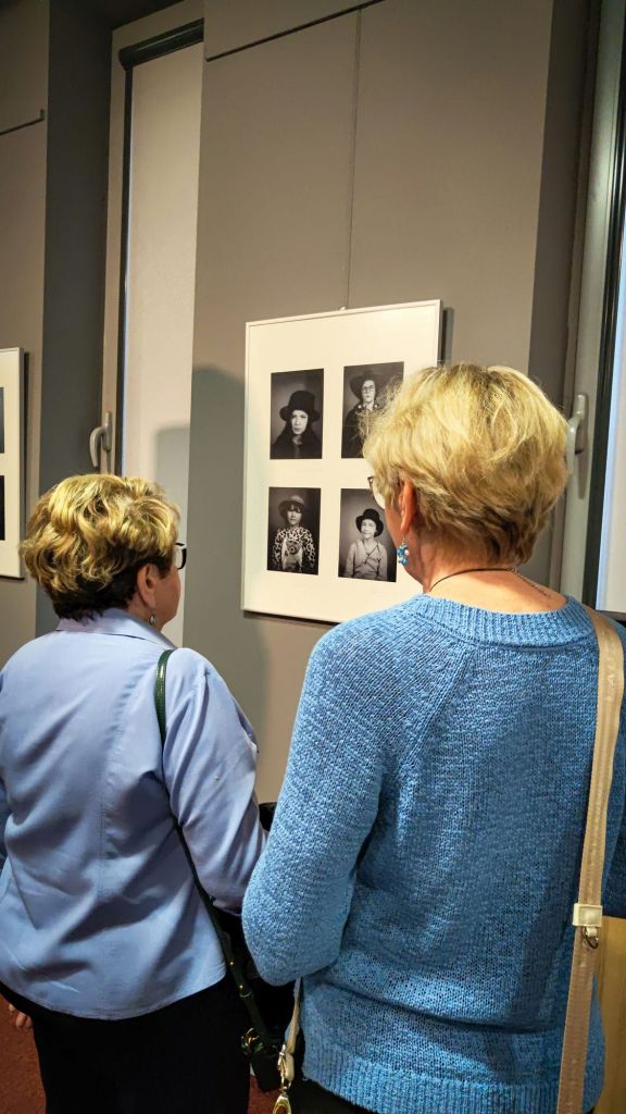 Uczestnicy wystawy podziwiają zdjęcia