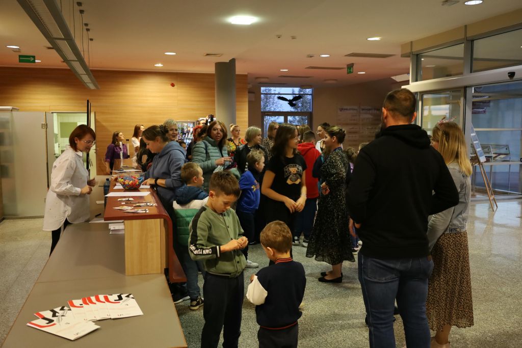 uczestnicy rejestrują  się na noc bibliotek, parter, hol biblioteki.