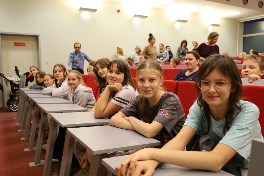 uczestnicy noc bibliotek w gmachu biblioteki w trakcie zwiedzania i zabawy.