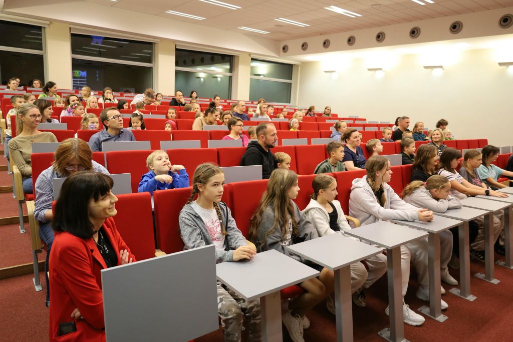 uczestnicy noc bibliotek w gmachu biblioteki w trakcie zwiedzania i zabawy.