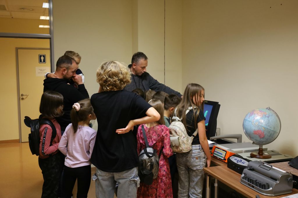 uczestnicy noc bibliotek w gmachu biblioteki w trakcie zwiedzania i zabawy.