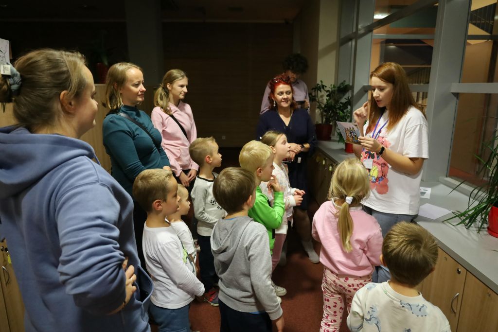 uczestnicy noc bibliotek w gmachu biblioteki w trakcie zwiedzania i zabawy.