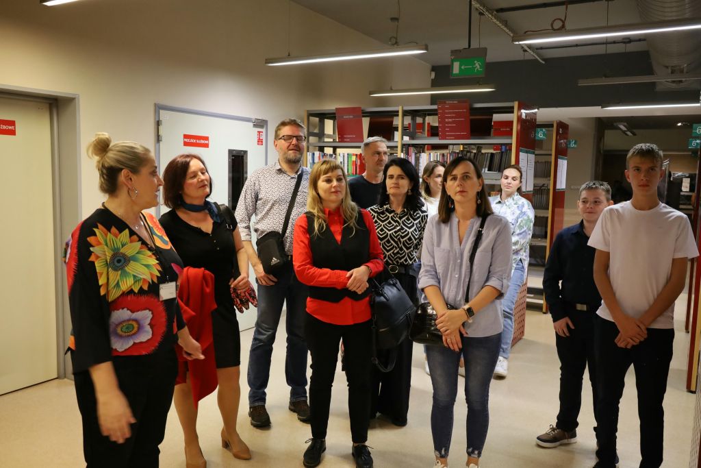 uczestnicy noc bibliotek w gmachu biblioteki w trakcie zwiedzania i zabawy.