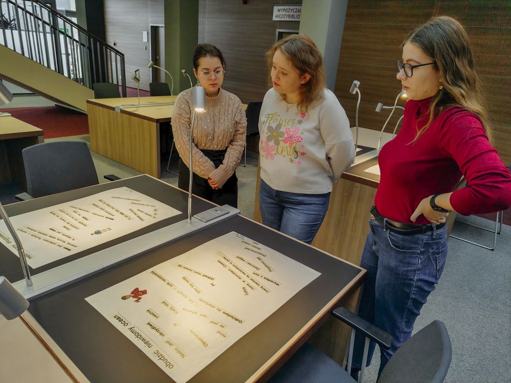 Studentki oglądają plakaty profesora Jaworskiego