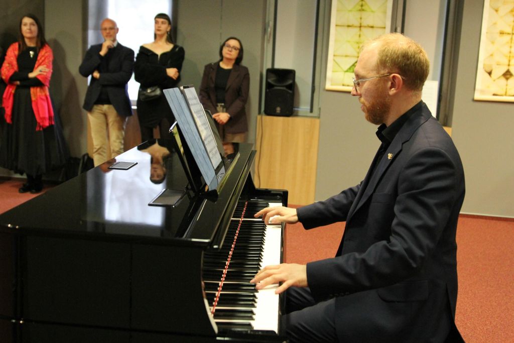 Pianista gra na pianinie