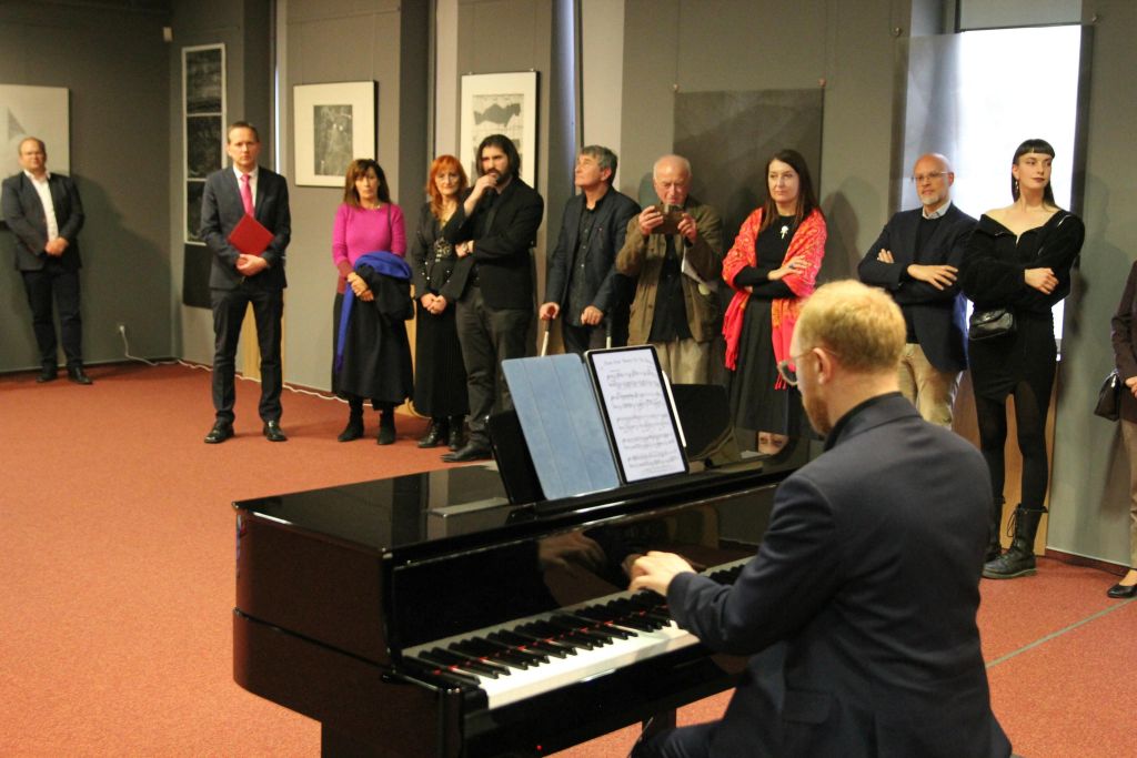 Pianista gra na fortepianie w tle kuratorzy wystawy