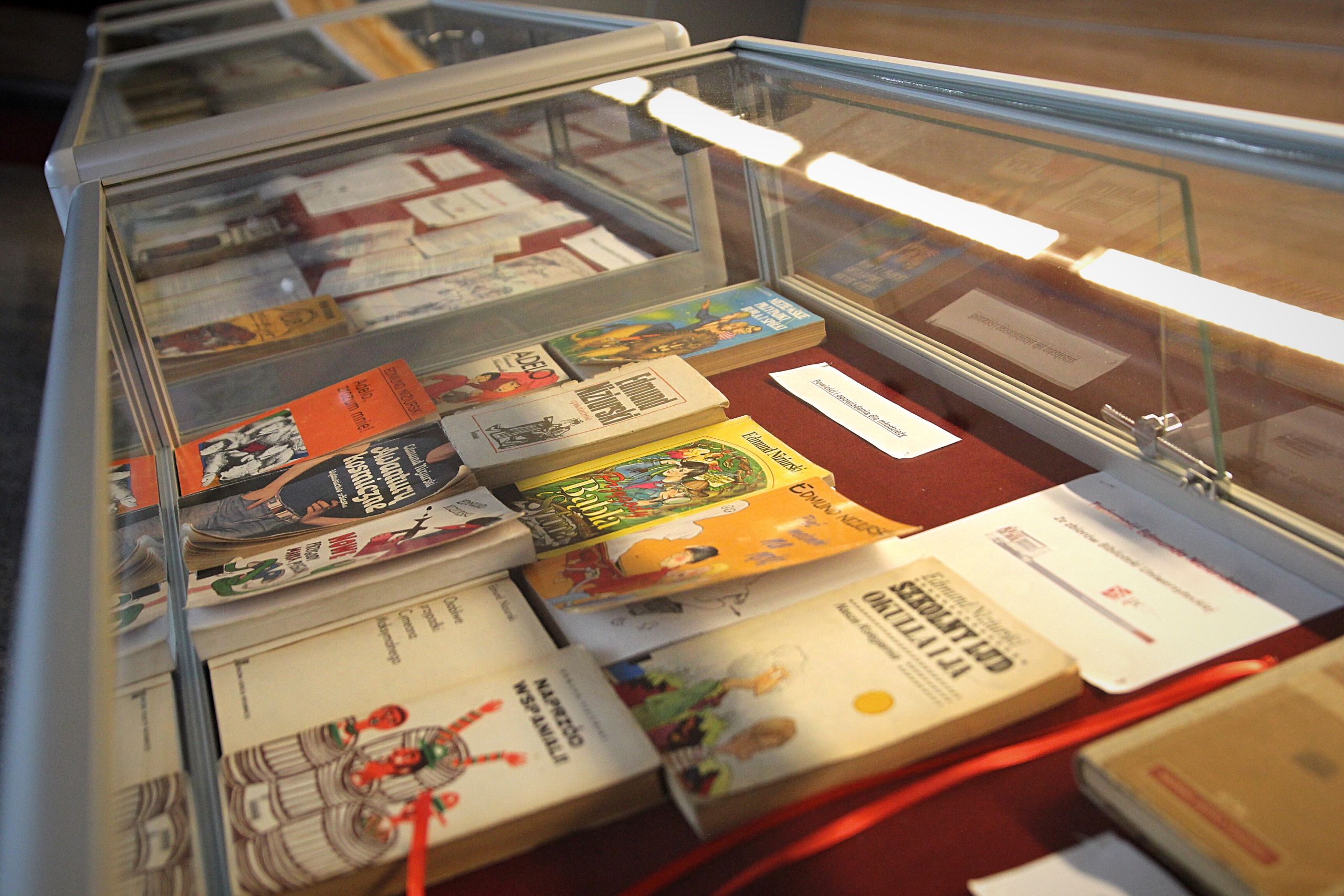 Przejdź do galerii Fotorelacja wystawy „Twórczość Edmunda Niziurskiego ze zbiorów Biblioteki Uniwersyteckiej”