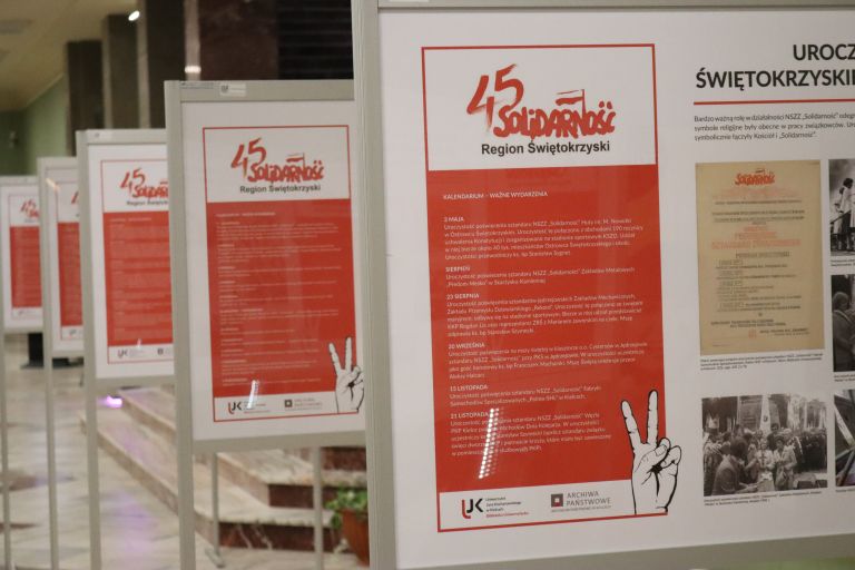 Stojaki wystawowe z informacjami dotyczącymi Solidarności