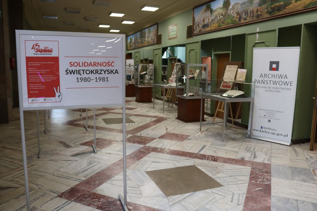 Hol Wojewódzkiego Domu Kultury. Stojaki i gabloty wystawy