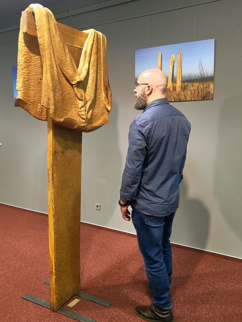 Uczestnik ogląda jedną z rzeżb.