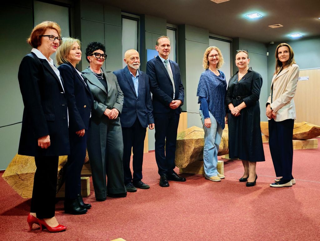 Grupowe zdjęcie z rzeżbiarzem.