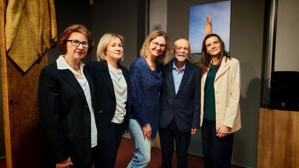 Grupowe zdjęcie z rzeżbiarzem.