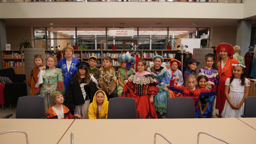 uczestnicy uniwersytetu dziecięcego UJK podczas inauguracji i warsztatów w bibliotece