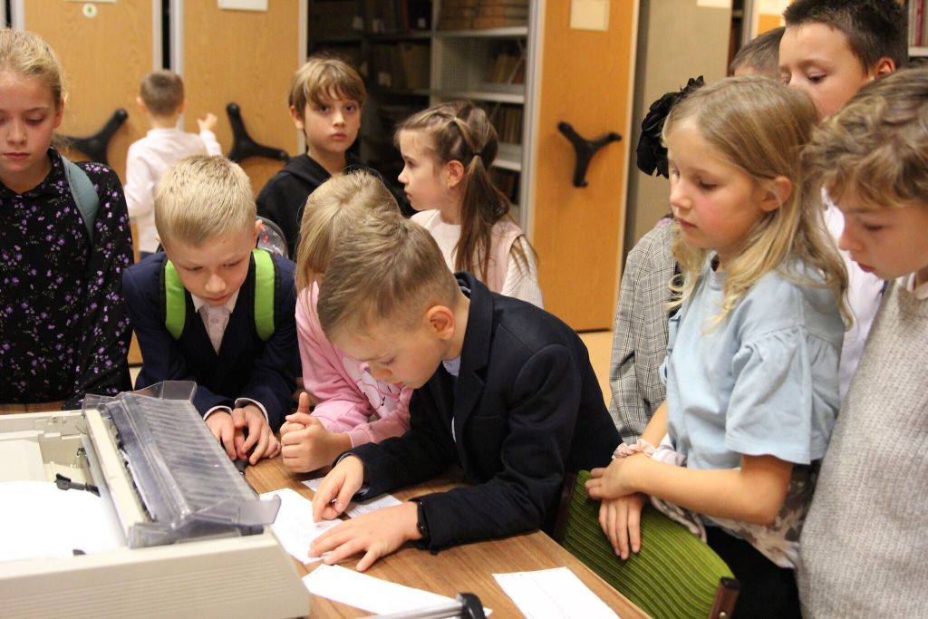 uczestnicy uniwersytetu dziecięcego UJK podczas inauguracji i warsztatów w bibliotece