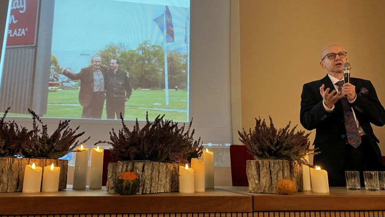 Krzysztof Jaworski przemawia do publiczności