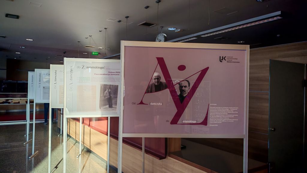 Zdjęcie generała Milewskiego, obok plakat promujący wydarzenie, w tle Krzysztof Zwierzchowski