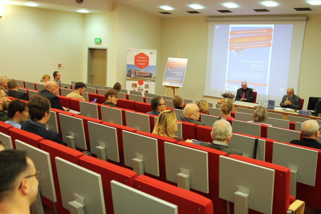 Uczestnicy oglądają wystąpienie prelegentów wraz z prezentacją na ekranie