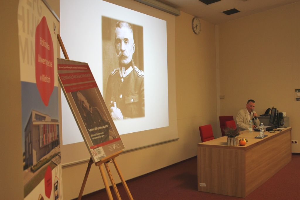 Zdjęcie generała Milewskiego, obok plakat promujący wydarzenie, w tle Krzysztof Zwierzchowski
