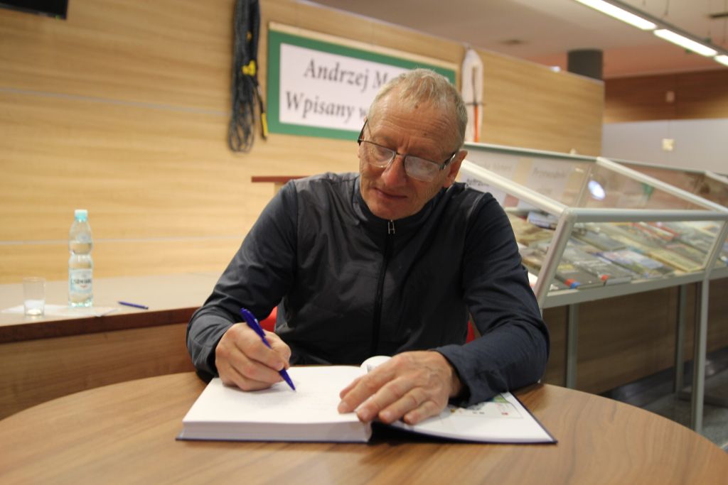 Andrzej Marcisz podpisuje egzemplarz książki