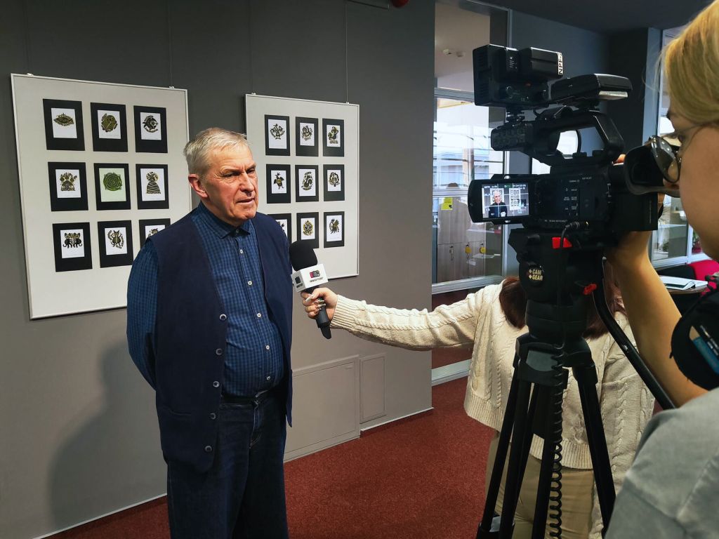 Autor wystawy podczas wywiadu do kamery 