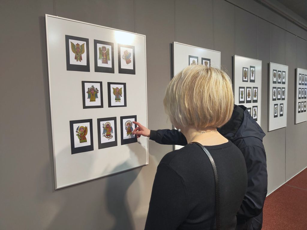 Uczestnicy oglądają wystawę