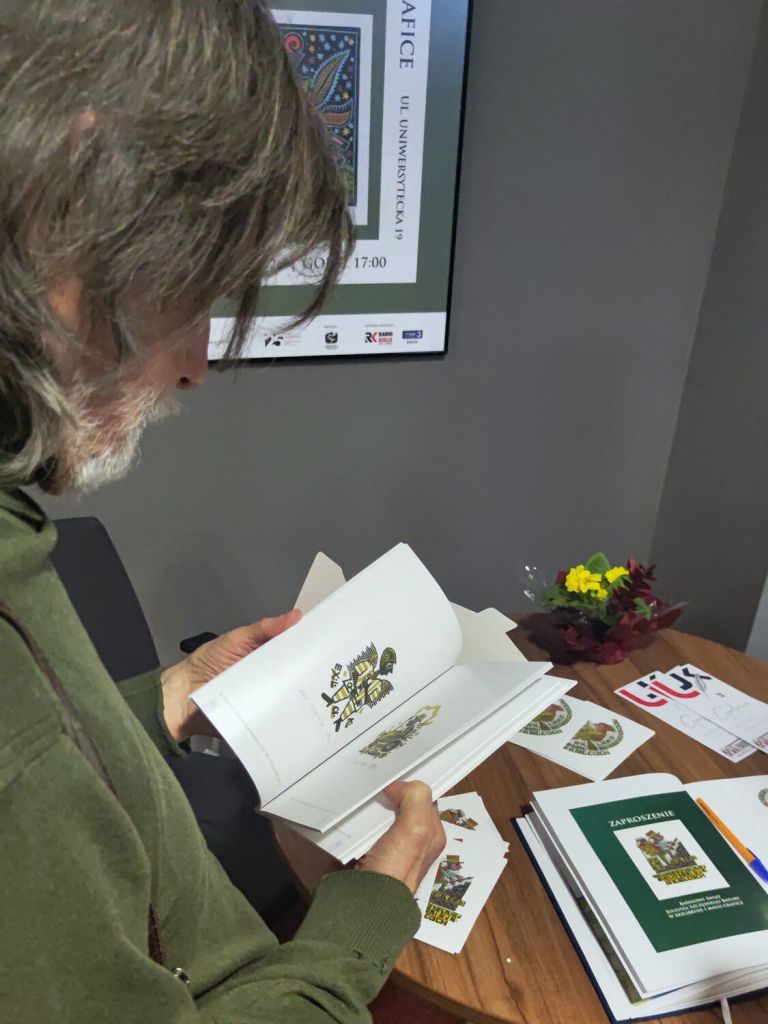 Uczestnik ogląda książkę dotyczących prac autora.   