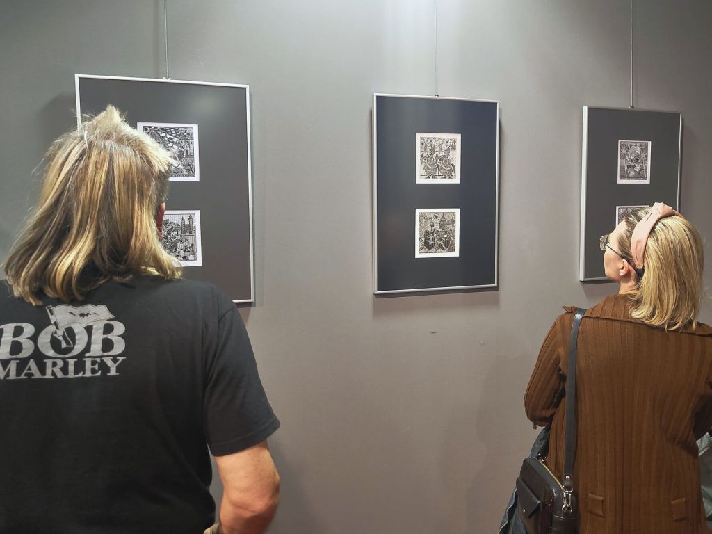 Uczestnicy oglądają wystawę