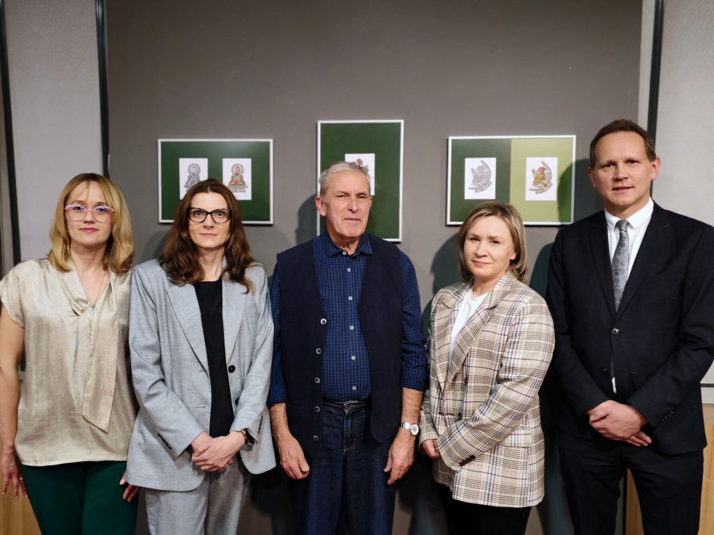 Grupa uczestników pozuje wspólnie z Juliuszem. 