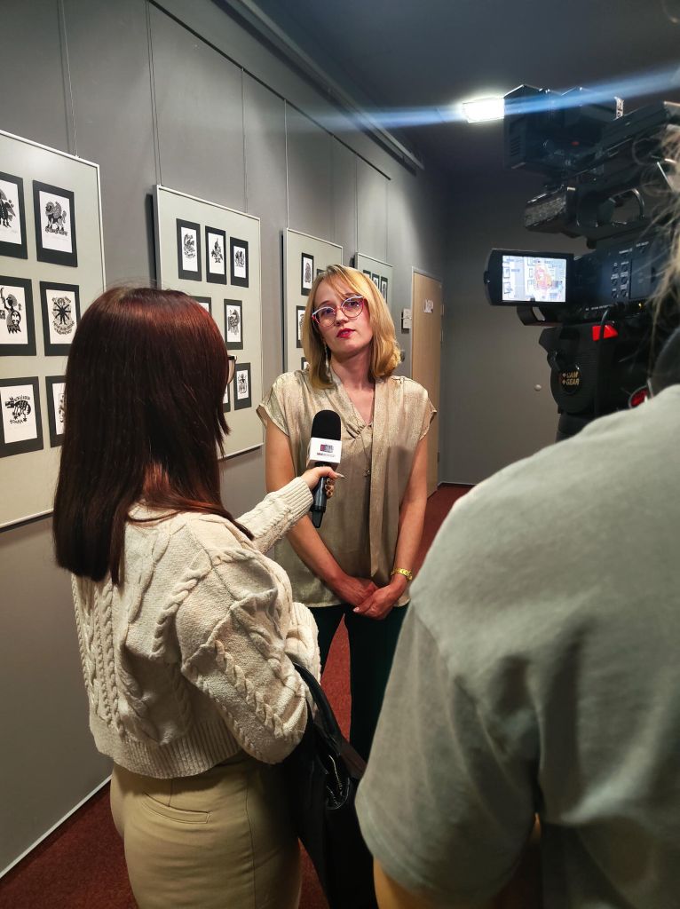 Dyskusja z kurator wystawy przy ekspozycjach. 