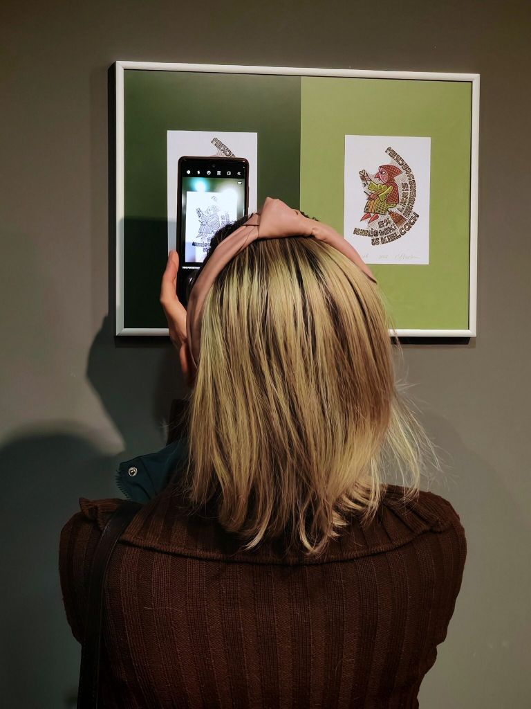 Uczestniczka ogląda wystawę