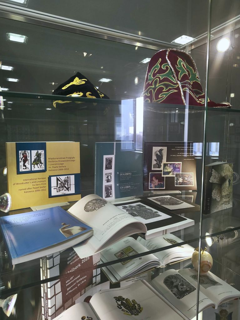 W gablocie są przedstawione książki i figurki autora 