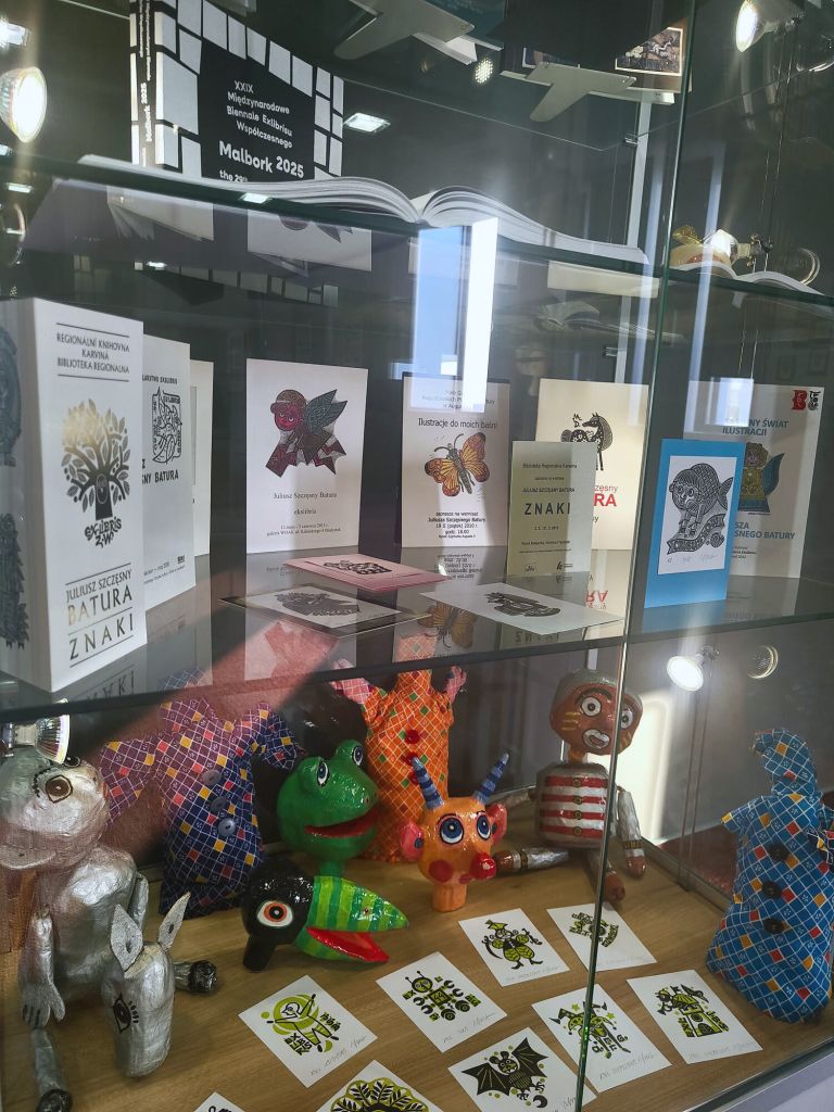 W gablocie są przedstawione książki i figurki autora 