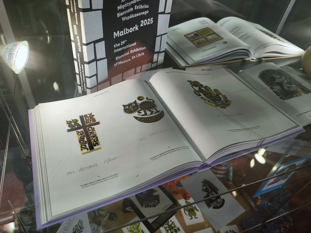 W gablocie są przedstawione książki i figurki autora 