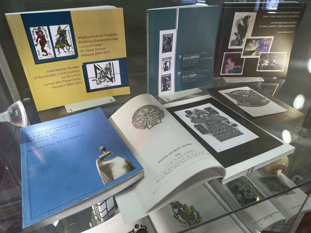 W gablocie są przedstawione książki i figurki autora 