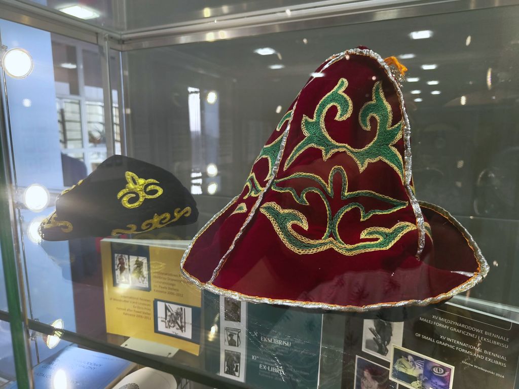 W gablocie są przedstawione kapelusze autora.