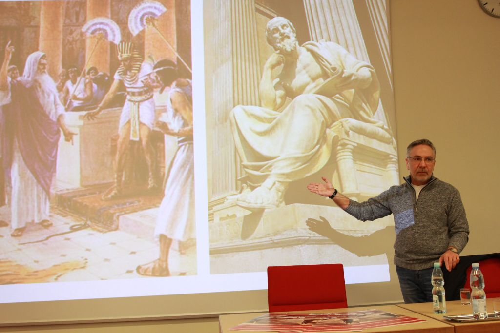 Doktor Leszek omawia wykład