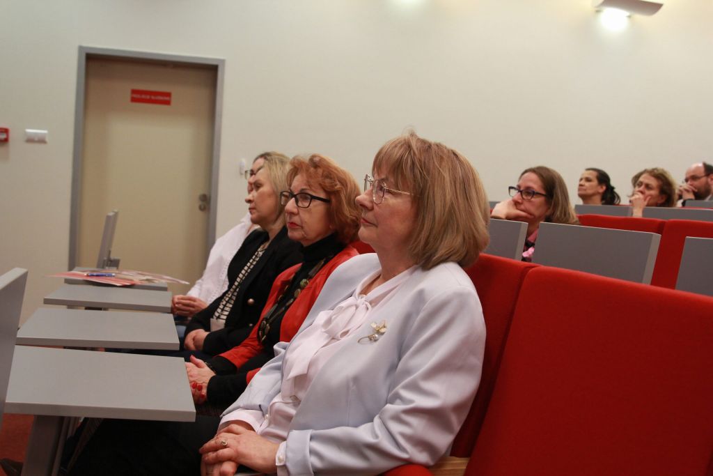 Uczestnicy słuchają wykładu.