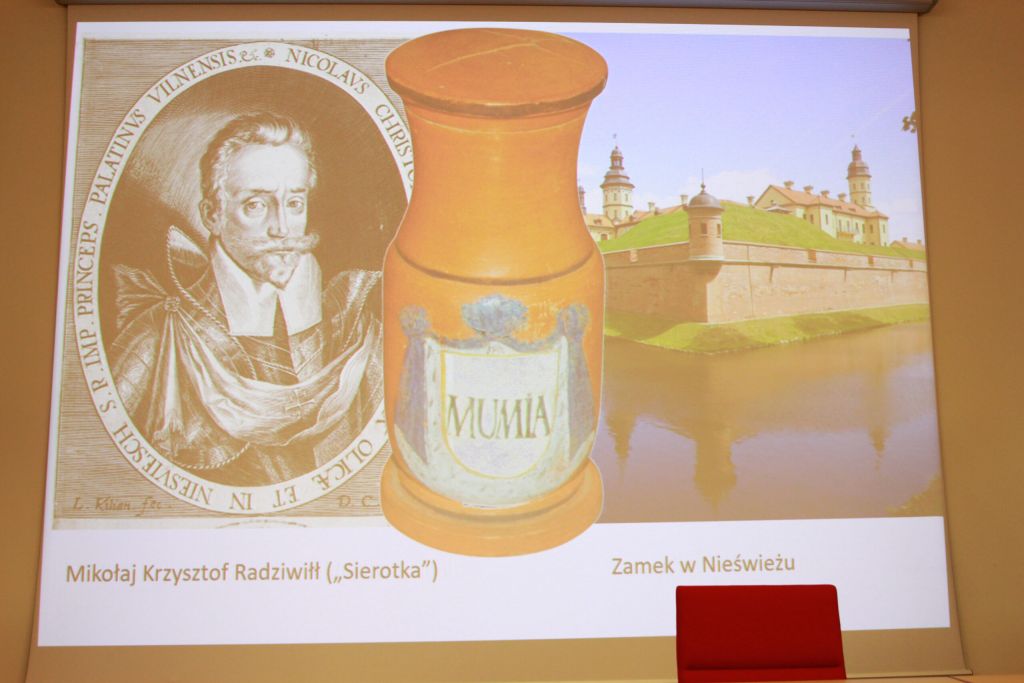 Slajd przedstawia sztukę egiptomanii 